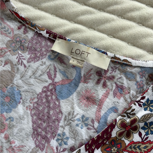 LOFT top, ruched sleeve, EUC size small - Picture 2 of 5